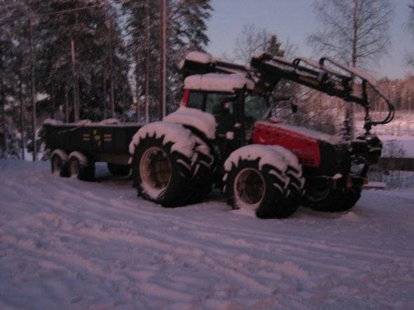 Valtra Valmet 8550 Kronoksen kuormaimella ja Wekmanin maansiirtokärreillä
Avainsanat: valtra valmet