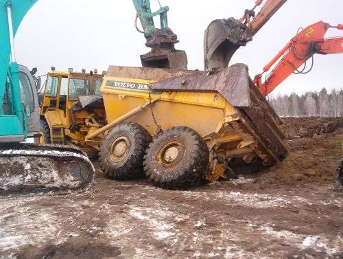 Dumpperi meni  läpi...
Auttajat:Kobelco Sk210 Samsung 130 Daewoo 220
Avainsanat: Dumpperi meni läpi...