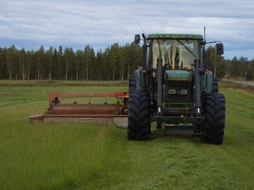 JD 6900 niittelemässä KUHN:illa
Avainsanat: JD