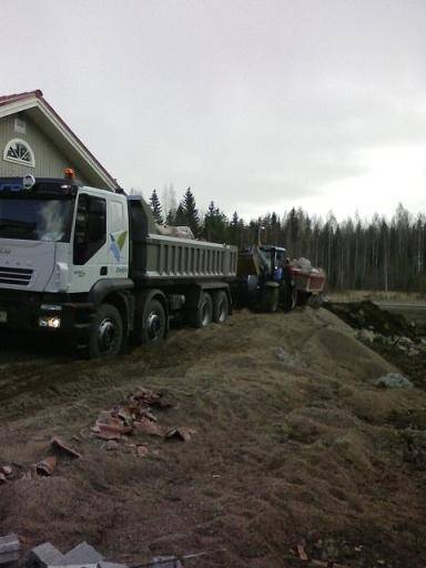 Iveco ja Valtra T170
Iveco vetää ja Valtra rimpuilee peräs.
Avainsanat: Valtra