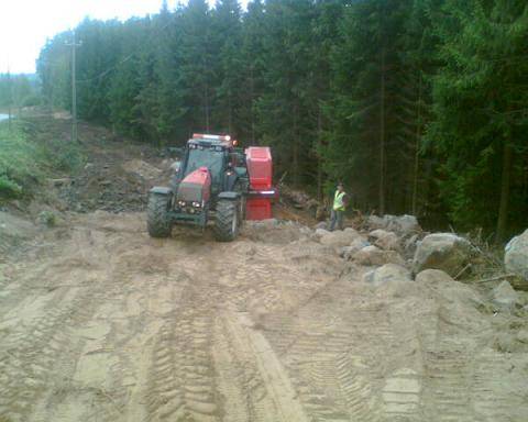 Valtra 8550 & maansiirtokärrit
Nutulleen meni, vaikka oli melkein tasaisella.
Avainsanat: Valtra