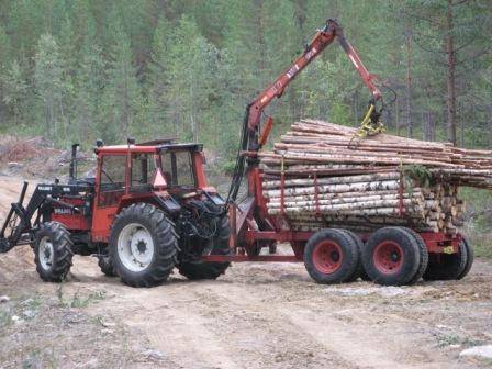 Valmet 705 ja oma tekoinen mettäkärry
Valametti ja mettäkärry puun ajussa.
Avainsanat: Valmet 705 metsäkärry