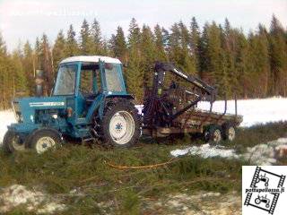 ford 7600 ja hakki 36+ itse tehdyt kärrit
oksien ajoa. on kyl muute kova peli toi foorti.  (huono kuvan laatu ku on kännyllä otettu kuva)
