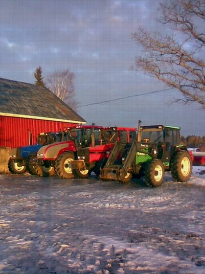 Voimakoneet rivissä
vasemmalta oikealle Valtra Valmet 8400, Valtra T"120", Valmet 705 ja Valmet 655 
Avainsanat: 8400 t120 705 655