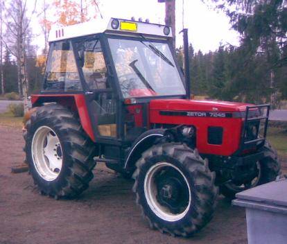 Zetor 7245 -85
Ja betonimylly pilkottaa rakkorin takaa.
Avainsanat: Zetor voima