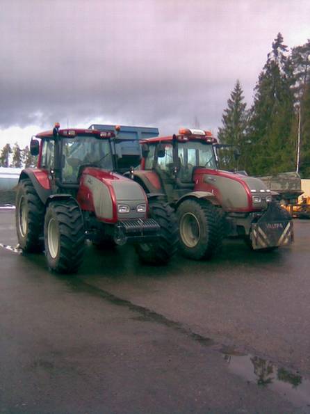 Kaksi T-sarjalaista
Valtra T"120" ja Tmi Niko Kuisman T 170
Avainsanat: t120 t170