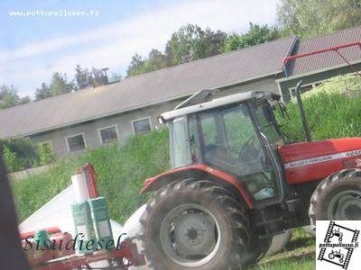 Massey Ferguson 4245 ja Kverneland kääriä
Rehunteon aloitusta
