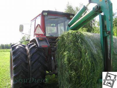 Valmet 705 ja Kilpi-paalileikkuri
Paalien kantoa
