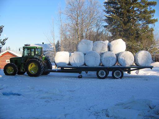 John Deere 6600 ja paalikärry
Talvista paalin ajoa 
Avainsanat: Jontikka