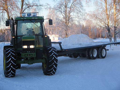 John Deere 6600 ja paalikärry
Paalin ajoon lahössä
Avainsanat: jontikka