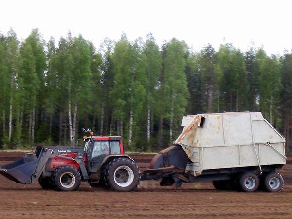 8750 ja kärry
Viime kesän ensimmäisiä turvesuo kuvia. Samalla yhdistelmällä hoidettiin turpeen kerääminen, aumaaminen ja kuormaaminen. Keruussa märkää kasvu/kuivike turvetta taimitarhalle. 
Avainsanat: 8750