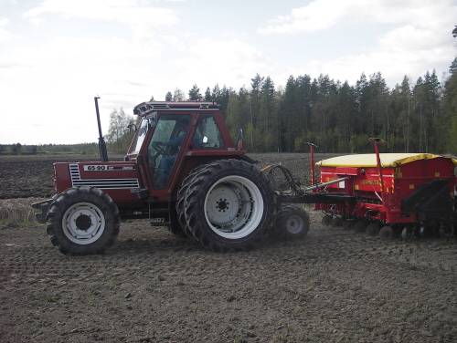 Kylvöä Fiatagri 65-90+Junkkari 3000T -yhdistelmällä
Hyvin liikkuu=)
Avainsanat: Fiatagri Junkkari