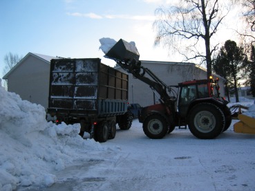 Valtra X120 + kärkikippaava lastaamassa
Tolla sitä kärryä mätetään ku te sitä niin ihmettelettä. Vähän hias, mut aina palkan saanu.
Avainsanat: Valtra, X120, kärkikippaava kauha, lumi, lastaus