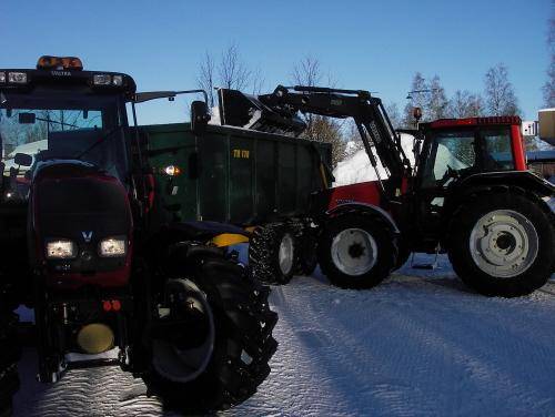 Lumenajoa
Lumenajoa, Valtra N121h & Multiva TR 170 ja Valtra 6550 ja painona Esko312. 100m3 tunnis siirty lunta
Avainsanat: Valtra N 121 6550 Multiva Lumenajo