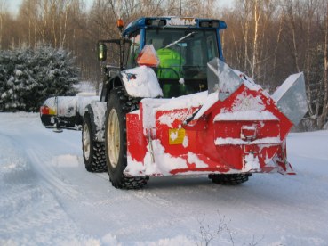 Valtra T170 + AmTeho 3400 + Esko Coyntry Booster 3292 takaapäin
Tommonen on takaapäin meidän toinen koneyksikkö.
Avainsanat: Valtra, Amteho, Esko, alueaura, linko