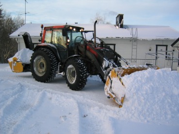 Valtra X120 CITY + Roten siipikauha + Roten ruuvilinko
Tollasella lunta pukkelen. Traktorissa muuten muunmuassa keskusrasvari. 9 nippaa tarvii vain käsin rasvata 250 tunnin välein.
Avainsanat: Valtra, Rote, lumi, linko, siipikauha
