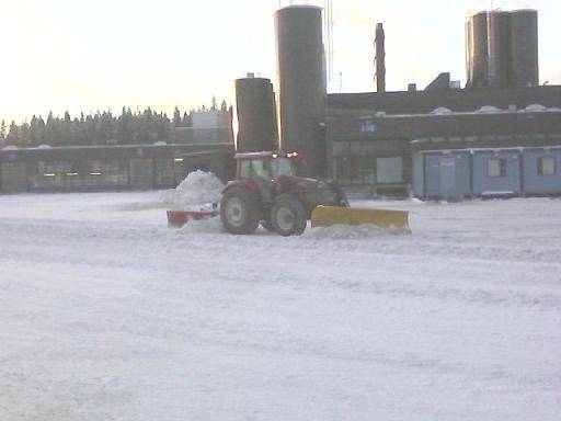 Valtra M150 & 4200 Hese polanneterällä
Yllättävän hyvä tuo polanneterä, vaikkakaan ei mikään tiehöylän veroinen...
Avainsanat: Valtra