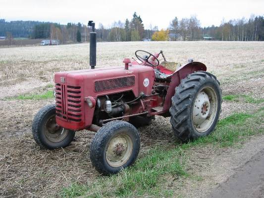 McCormick International B-275 vm-68
Meidän tilan ensimmäinen traktori herätettynä parin vuoden talviunilta.  Kaipais pientä entisöintiä kun vaan kerkiäis.
Avainsanat: McCormick