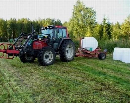 Valtra 6400 vm 2005 ja Kverneland 7420 vm 2003
Paalien käärintää elokuussa 2006
Avainsanat: Valtra 6400, Mp-lift 255, hyväkone paalipihdit, Kverneland/Taarub UN7420C