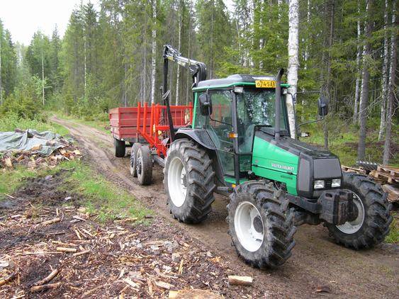 900, hakki+kärri ja tuhti
Perille on päästy ja puita kyytiin
Avainsanat: 900 hakki tuhti