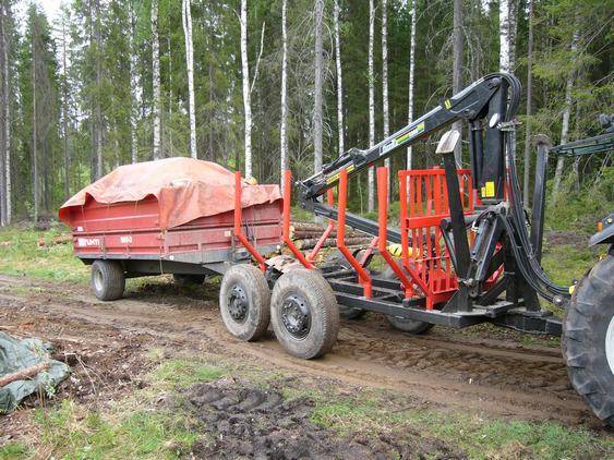 900, hakki+kärri ja tuhti
Kuorma täynnä 
Avainsanat: 900 hakki tuhti