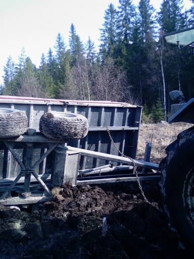 Junkkari 90 ja Ford 6640
Routa petti ja Junkkari nurin. Vetokoneeksi vaihtui TM120 ja Fordin ek:lla nostettiin toiselta puolelta pystyyn.
Avainsanat: Junkkari Ford 6640