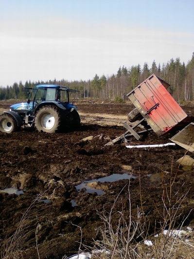 NH TM120 RC ja Junkkari 90
Routa petti ja Junkkari nurin. TM120 vetää ja Ford 6640 nostaa ek:lla toiselta puolelta pystyyn. Yksi laitaelementti rypistyi käyttökelvottomaksi.
Avainsanat: New Holland Junkkari