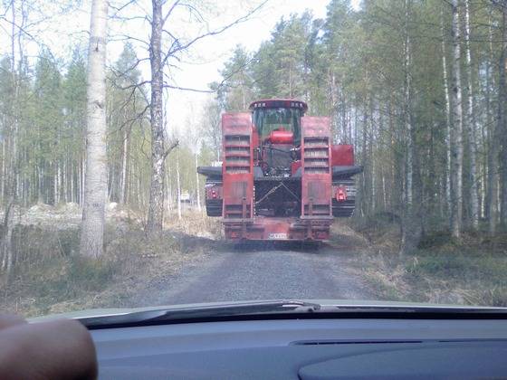 Jyrsin härveli
Pellonraivaus työmaalle menossa. S-Valtran koppi, Cummins 650hv, työleveys muistaakseni 5.10 tai 5.20 metriä.
Avainsanat: jyrsin