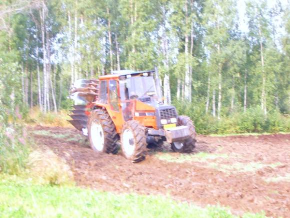 Valmet 805 kyntää
Avainsanat: valmet