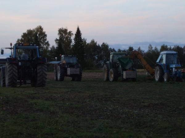 Valtra 8150hi-tec--Valmet6300--jöndönner6900--Ford5610
Avainsanat: valtra