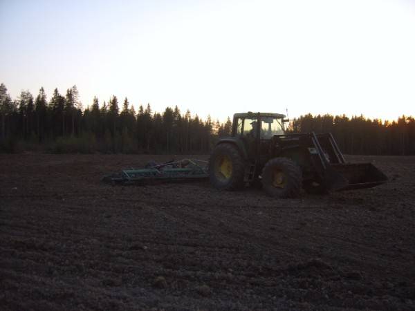 JOHN DEERE 6900 ja wibergs tai jotenki tolleen se kirjotettiiin.
Avainsanat: john