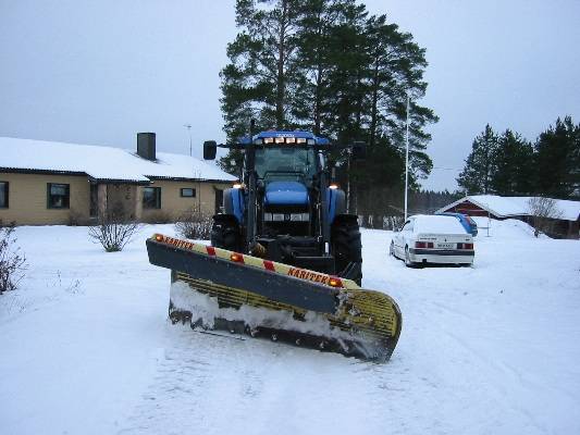 New Holland TM115 ja Karitek
Siinä olis mun auraus kone. Karitekki nokalla ja vanha Kipan perälevy perässä.
Avainsanat: New Holland TM