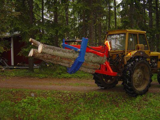Valmet 500 Ja juontokoura
Käytössä vanhan Vallun takana. Takavetoinen traktori meni yllättävän hyvin eteenpäin mettässä. Pitäis vaan olla lisää etupainoja niin että etupyörät pysyivät maassa
Avainsanat: Valmet 500