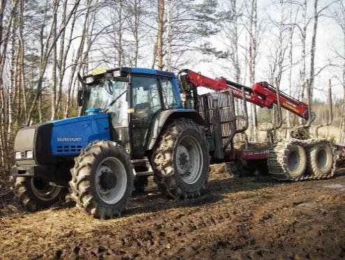 Valtra 6850 ja Patu 110 MDH+925
Puunajokalustoo
Avainsanat: Valtra Patu