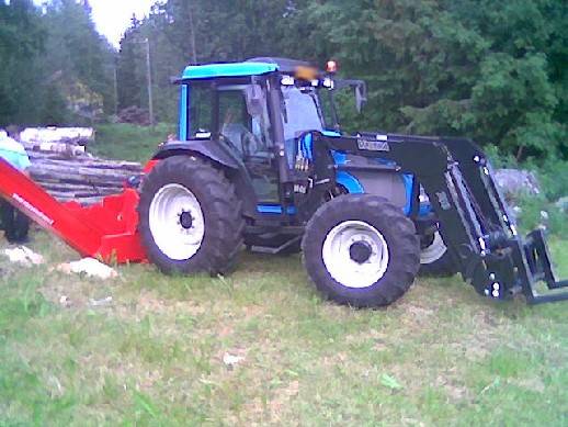 Valtra a95+hakki pilke
Valtra pilkkomassa puita!!
Avainsanat: Valtra a95