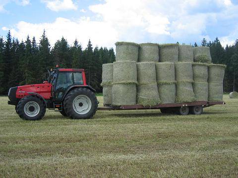 Valtra 8400 ja Paalikuorma
Valtra juuri taloon tultuaan 
Avainsanat: Valtra 8400 paalikuorma