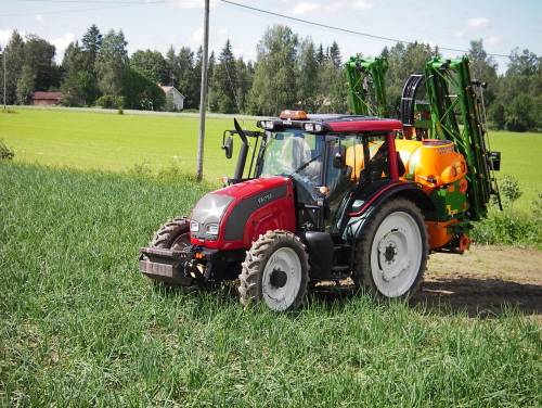 Valtra N 121 h ja Amazone UF 901
Valtra ekaa kertaa ruiskutushommis. Renkaat on sitte 270/95/48, kun sitä kuitenki joku kysyy...
Avainsanat: Valtra Amazone