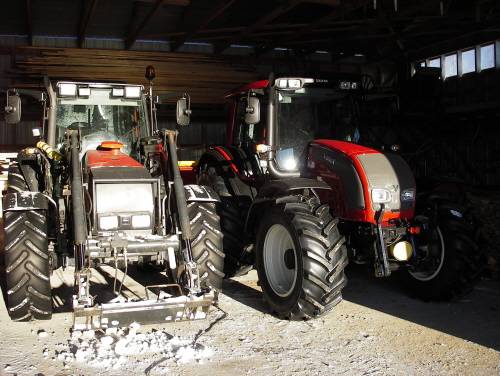 Valtra6550 ja N 121
Toises tunteja 4180 ja toises 7,5 =)
Avainsanat: Valtra 6550 N 121