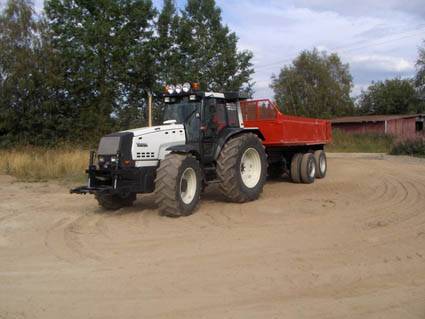 Valtra
Valtra 8400 ja maakärry
Avainsanat: valtra, maakärry