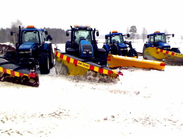 Koneaseman kalustoa odottamassa auraus keikkaa
Vasemmalta New Holland 8360, Valtra t191ch, New Holland TM120 ja New Holland TM155 (kuvasta puuttuu vielä yks New Holland tm155 mikä on kuskin koti pihassa parkissa) 
