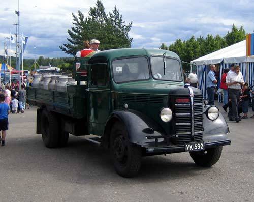 Wanha auto
Tunnistamattomaksi jäänyt maitoauto Farmarimessuilta Tampereelta (2005)
