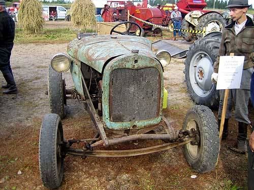 "Autotraktori"
Kertoman mukaan kolaroidusta A-mallin Fordista (vm. -28) kokoon kyhätty "traktori". Kuvattu Hyvinkään "Rauta & Petrooli"-näyttelyssä.
