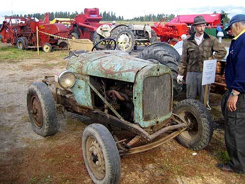 "Autotraktori"
Kertoman mukaan kolaroidusta A-mallin Fordista (vm. -28) kokoon kyhätty "traktori". Kuvattu Hyvinkään "Rauta & Petrooli"-näyttelyssä.
