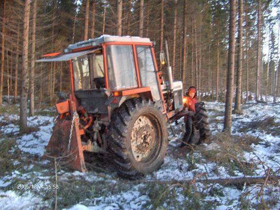 belarus 825 ja vinssi
metsäkone
