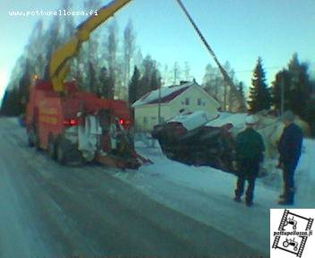 Betoniautoo nostetaan..
Kuulemma tullu linkka vastaan keskellä tietä! Onneks ei ollu käyny pahemmin..
