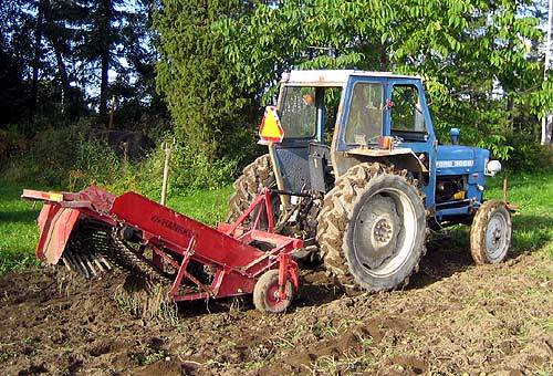 Ford 3000
Ford 3000 ja perässä Hankkijan perunannostokone
Avainsanat: Ford 3000