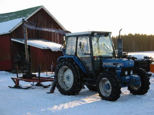 Ford 4630 ja Patu 525
Kova peli mettässä. Etupäässä sais olla pikkusen lisää painoo.
Avainsanat: Ford Patu