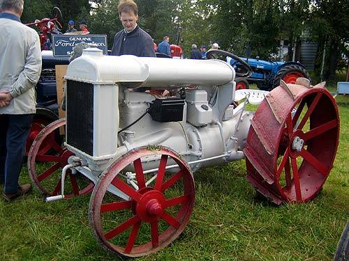 Fordson
Kuvattu Hyvinkään "Rauta & Petrooli"-näyttelyssä. Tarkempia tietoja kaivataan
