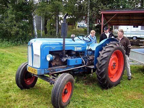 Fordson Major
Diesel-kone. Kuvattu Hyvinkään "Rauta & Petrooli"-näyttelyssä.
