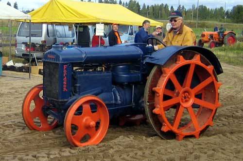 Fordson
Kuvattu Hyvinkäällä "Rauta & Petrooli"-näyttelyssä. Vuosimallista ei tietoa.
